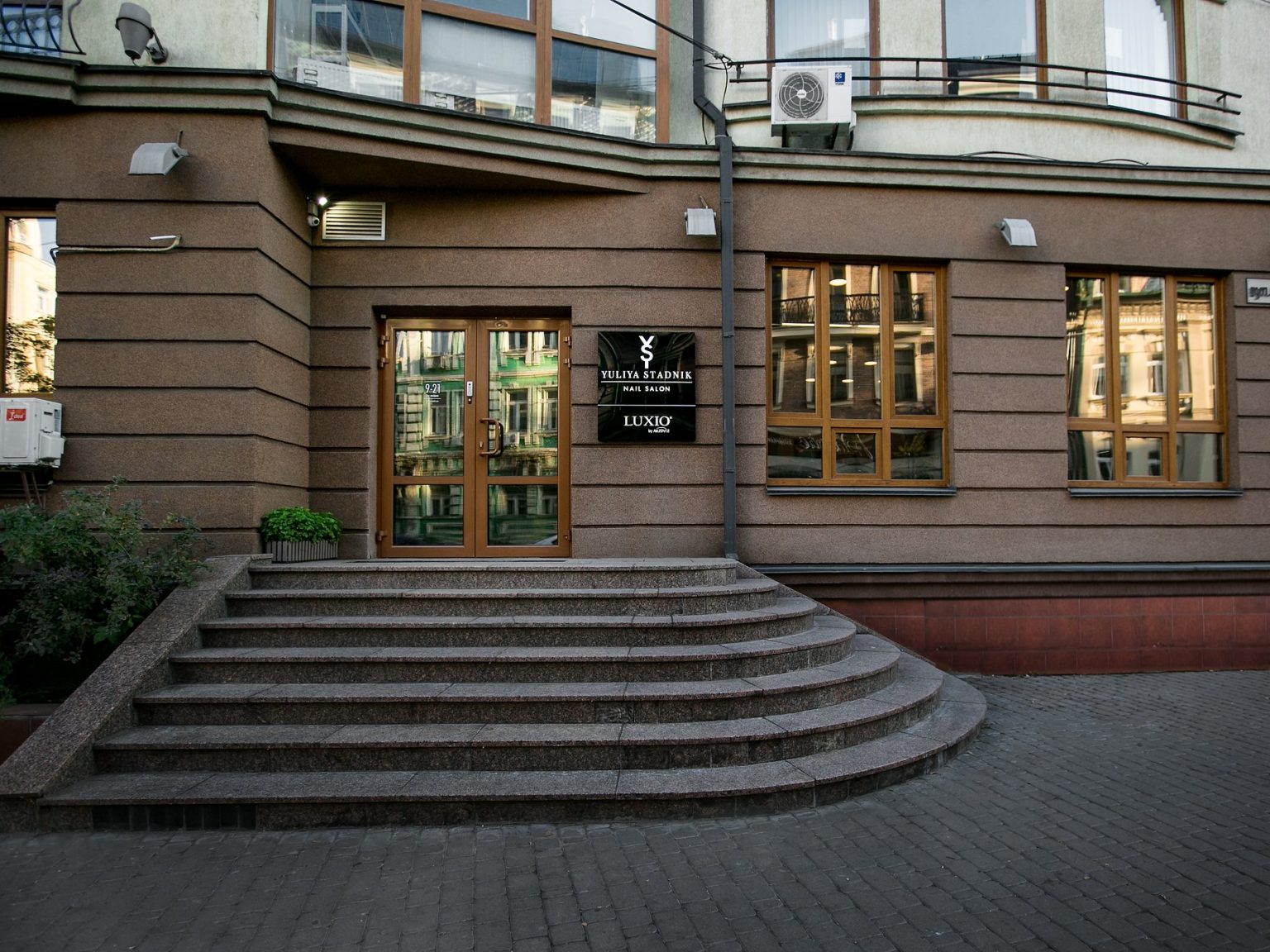 Вхід до nail-академії з вивіскою