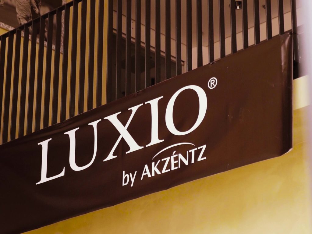 Банер Luxio by Akzentz на виставковому стенді