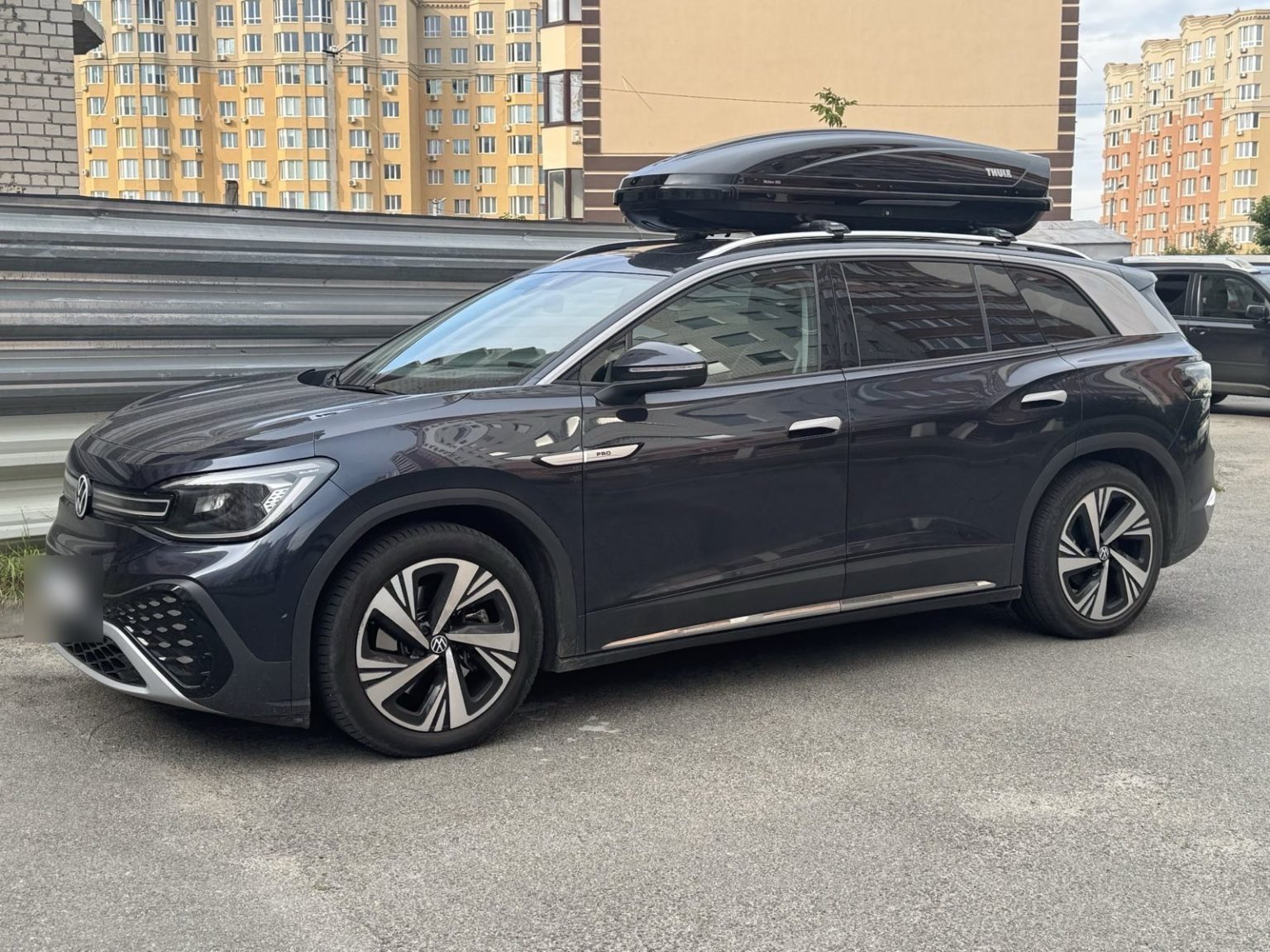 Темний кросовер з боксом Thule