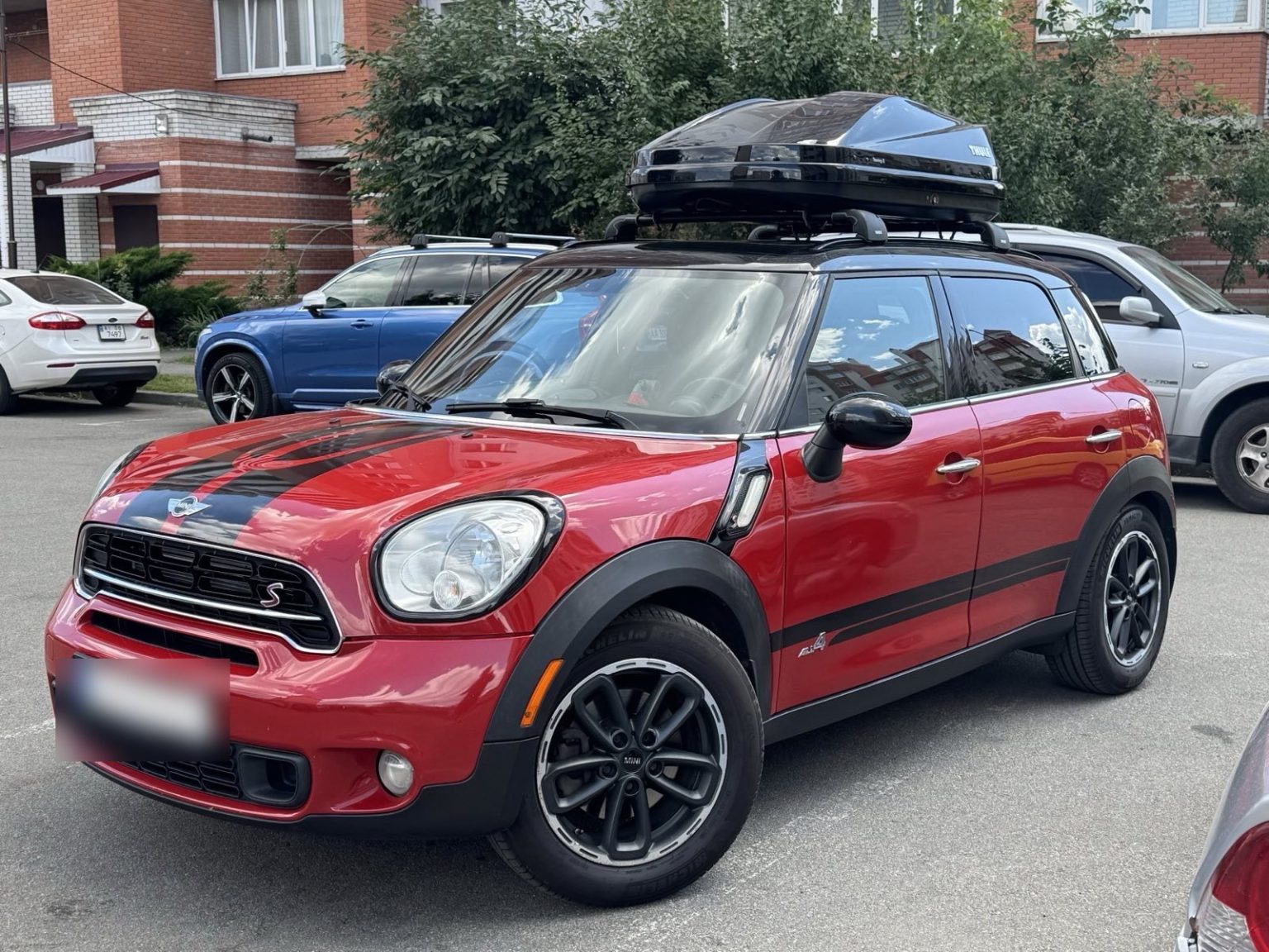 Червоний Mini з боксом на даху