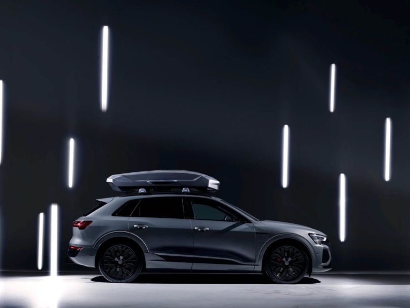 Crossover with a roof box — TU LE